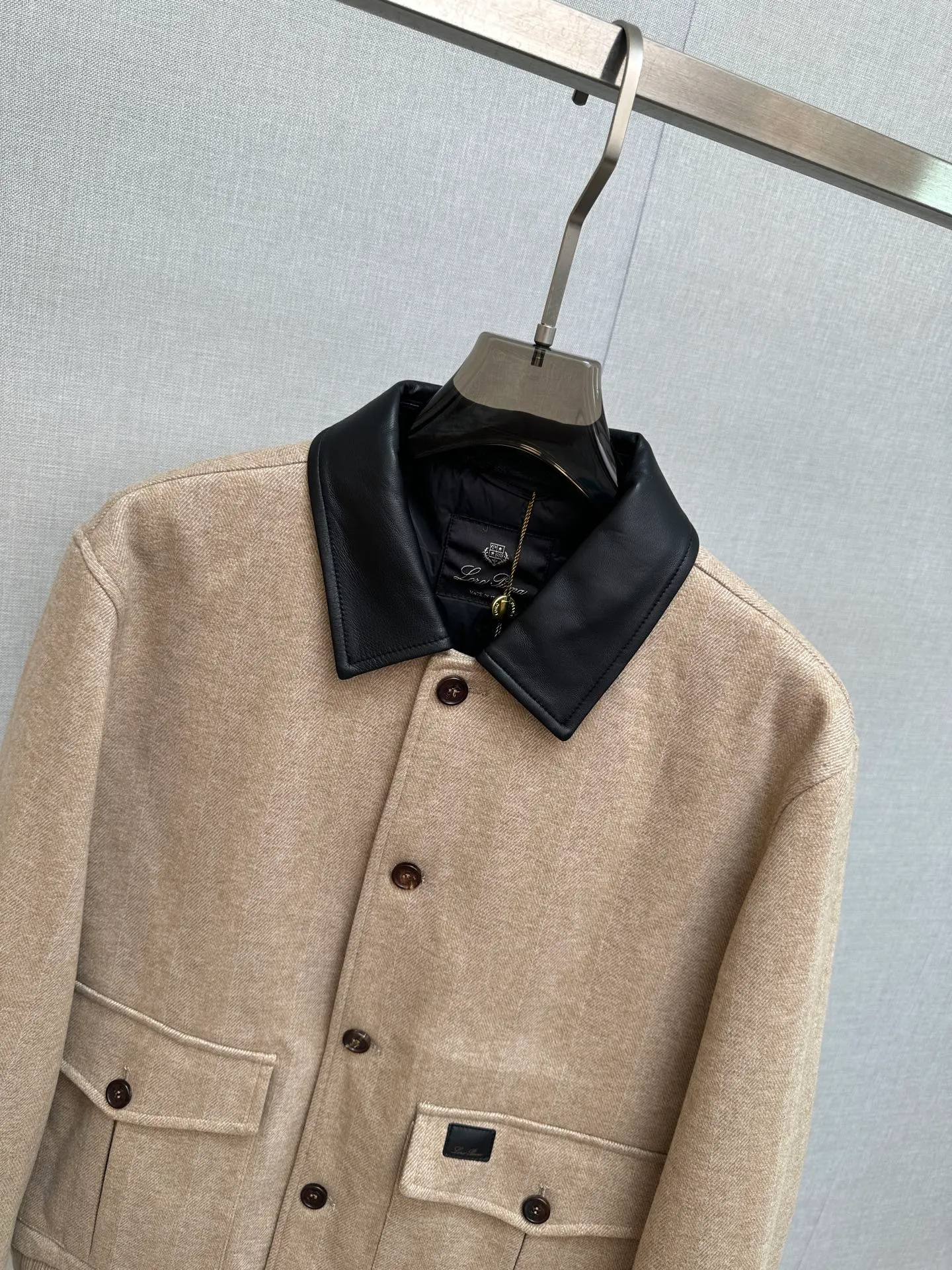 LP foreign trade company order! Imported original fabric, goose down and sheepskin, very straight and drapey, the whole piece of clothing has been machined neatly and neatly, and all hardware accessories are top-grade accessories with logos supplied by customers. At first glance, it is a high-end fabric. This fabric is all custom-woven! Good products from regular big manufacturers! Very practical. Sizes: 48-56